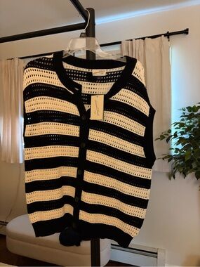 Universal Thread Black & Cream Striped Sleeveless Knit Cardigan